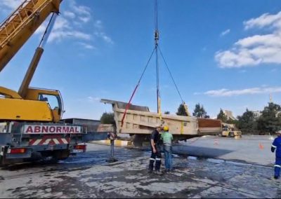 SOLHAR Placing 463 loader bucket with crane on lowbed for transport to Kimberley